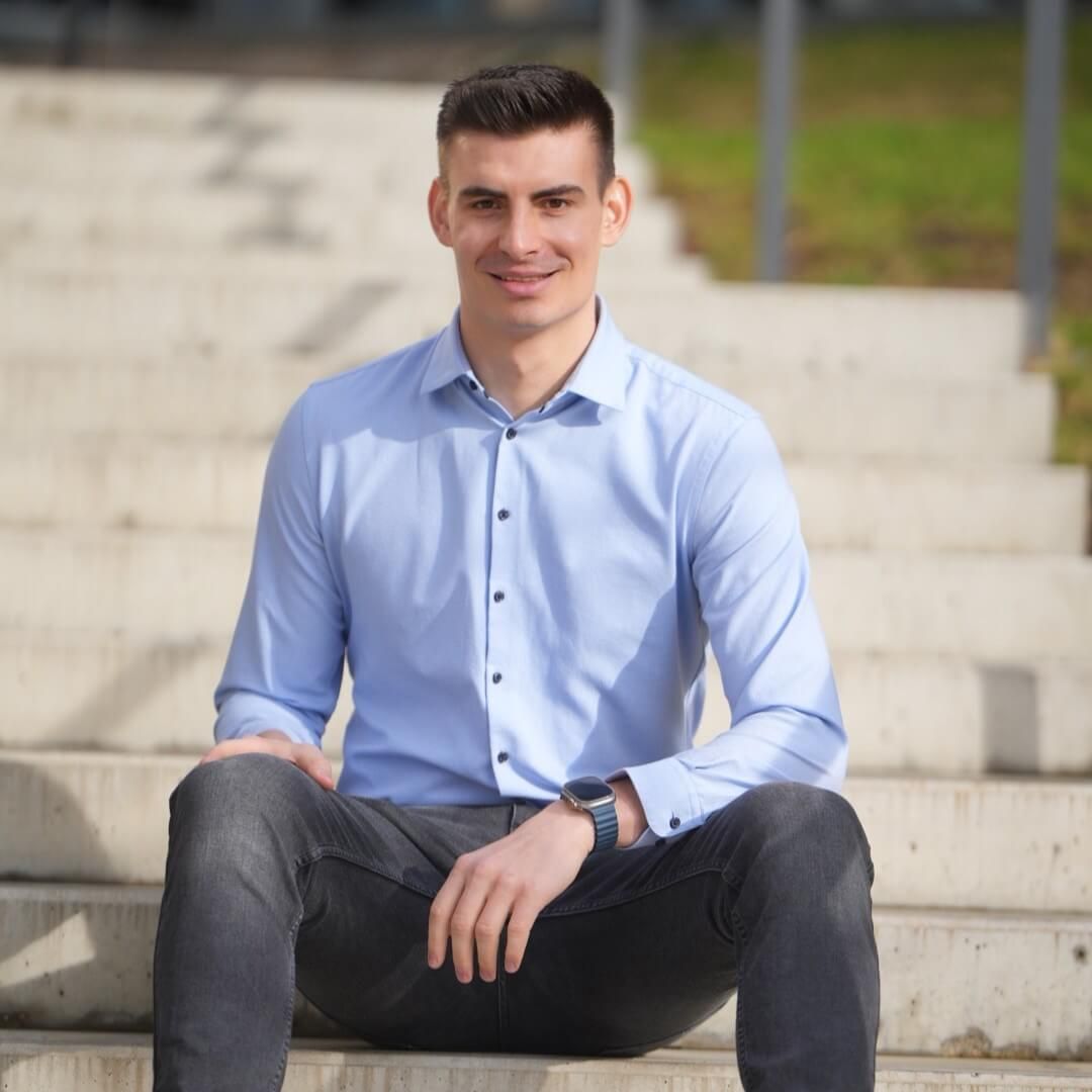 Ivo Veselý sedí na schodech