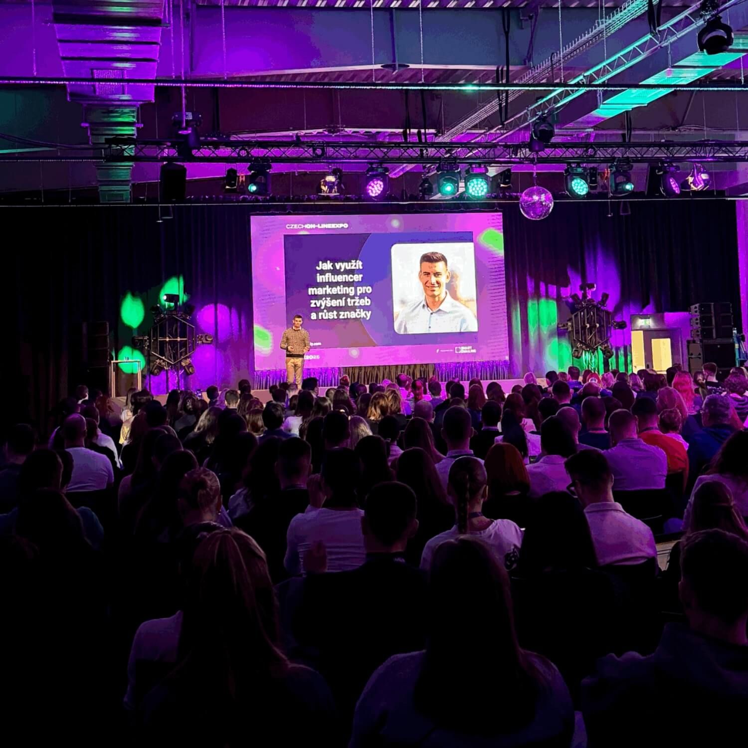 Ivo Veselý přednáší na Czech Online Expo 2025 před plným sálem